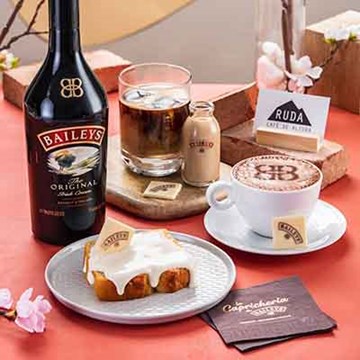Bizcocho de Baileys y mascarpone. Espresso con baileys on the rocks. Chocolate con Baileys Thumbnail