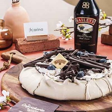 Pavlova: Merengue de café con mouse de baileys y café, con chocolate y arándanos Thumbnail