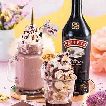 Copa Baileys: bolas de helado de Baileys con sirope de chocolate, nata y toppings; Batido: helado de Baileys con nata y sirope Thumbnail