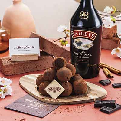 Trufas de chocolate intenso y Baileys recubiertas con una capa ligera y crocante de chocolate y caramelo Thumbnail