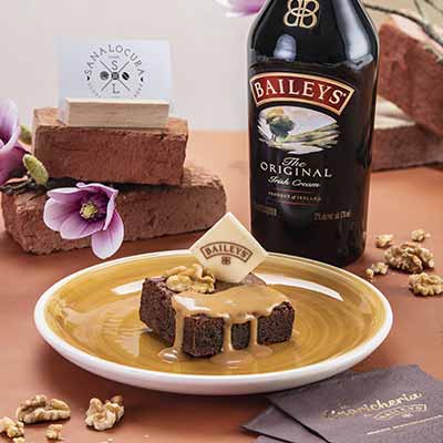 Brownie ligero sin gluten crujiente bañado en Baileys Thumbnail